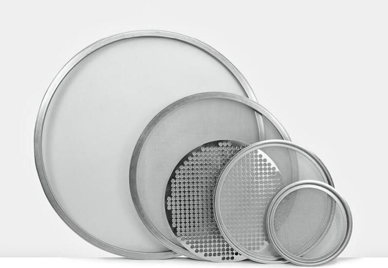 Aros de peneira em diferentes diâmetros, com telas de malha fina e chapas perfuradas, após manutenção