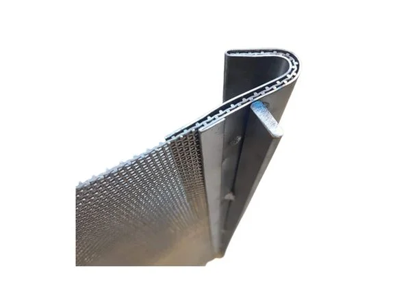 Tela tensionada tipo capa e gancho, com malha metálica e borda dobrada para fixação no deck