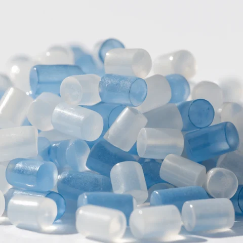 Pellets de resina plástica translúcidos em branco e azul